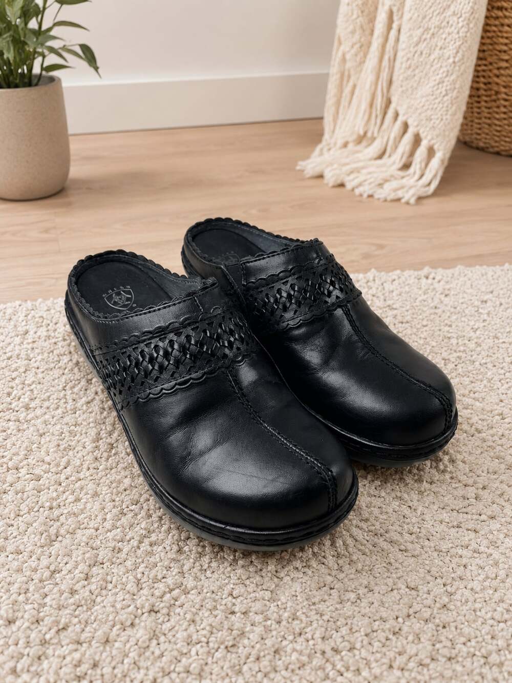 Ariat Black Leather Comfort Mule Clogs Women’s Size 7B Slip On Work Casual Shoes